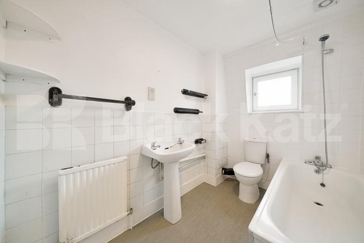 Split level conversion offering 528 Sq. Ft of living & entertaining space  Ashurst Gardens, Tulse Hill / Brixton